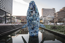 910814 Afbeelding van de plastic walvis 'Skyscraper' in de Stadsbuitengracht bij muziekgebouw TivoliVredenburg ...